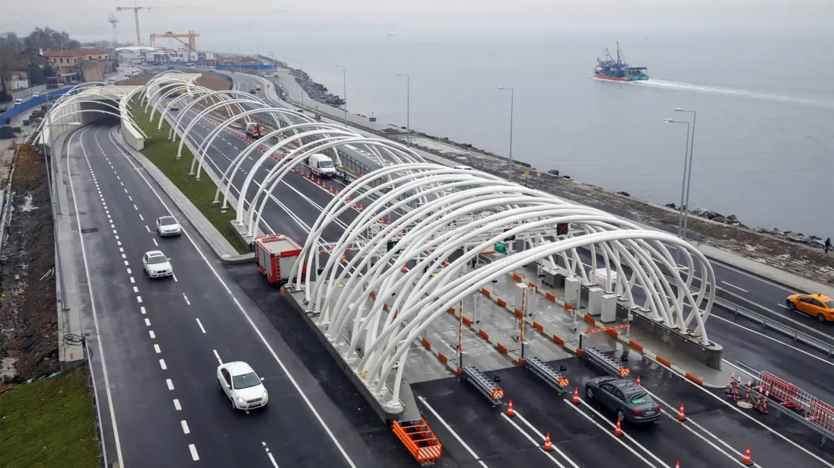 Avrasya Tüneli’nde otomobil yangını! Giriş çıkışlar kapatıldı