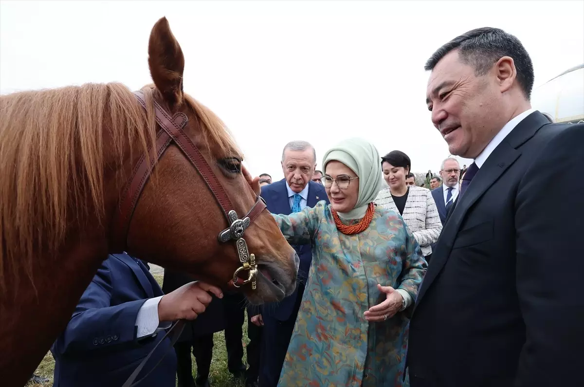 Cumhurbaşkanı Erdoğan, Kırgızistan Cumhurbaşkanı Caparov’a Togg hediye etti